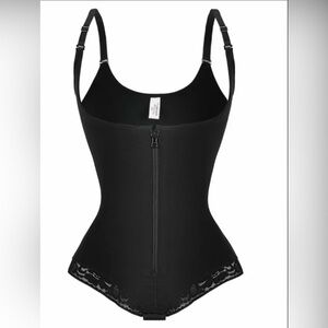 New (NWT) Shapellx front zip Shapewear bodysuit with lace trim - Size Medium (M)